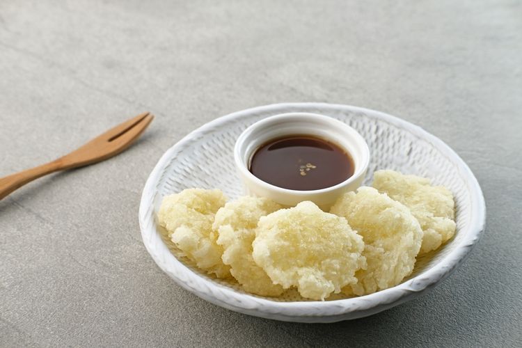 cara goreng cireng agar tidak meledak, cara goreng cireng agar tidak keras, cara goreng cireng agar tidak lengket, cara goreng cireng, Cara Goreng Cireng yang Mekar Mengembang, Tidak Keras dan Berminyak, 1. Hindari Menggunakan Baking Soda, 2. Jangan Pakai Api Tinggi Saat Menggoreng, 3. Langsung Goreng Setelah Adonan Jadi, 4. Minyak Jangan Terlalu Panas dan Jangan Terlalu Banyak, 5. Goreng dalam Jumlah yang Pas, 6. Tiriskan Cireng di Atas Tisu, 7. Campur Biang Saat Masih Hangat