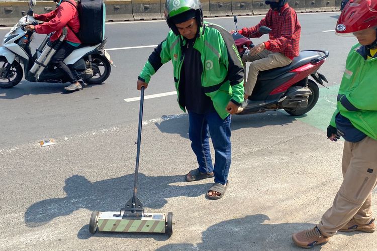 Ranjau paku, Relawan, Jakarta, Usmanto, Ranjau Paku Masih Mengancam Pengendara di Jakarta