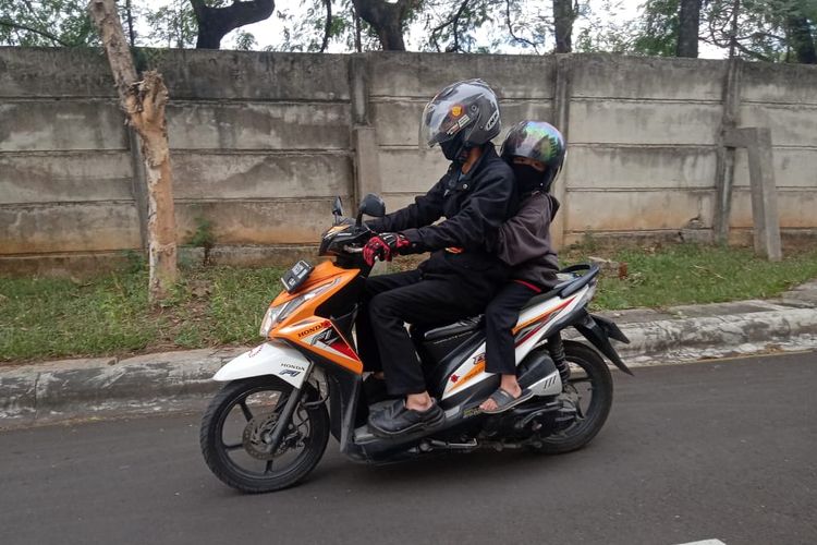 membonceng anak, Bahaya Anak Duduk di Depan, Motor Bisa Meluncur Tak Terkendali
