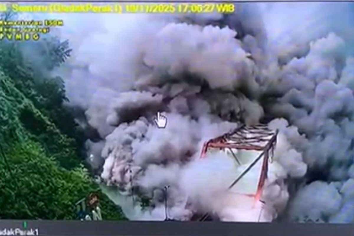 Semeru, awan panas, Awan panas, Gladak Perak, Lumajang, erupsi Semeru, erupsi Gunung Semeru, gunung semeru erupsi, awan panas Semeru, awan panas erupsi merapi, Akses Jembatan Gladak Perak Lumajang Ditutup Total akibat Awan Panas Semeru, Warga Mulai Dievakuasi, Akses Ditutup, Awan Panas Menembus Jembatan, Kawasan Gladak Perak Gelap Gulita, Abu Tebal Menutup Jalan, Status Semeru Naik Menjadi Level IV Awas, BPBD Minta Warga Jauhi Sungai dan Area Hulu Semeru