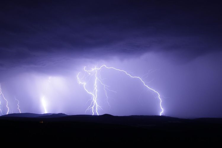 Petir, musim hujan, kilat, Fenomena petir, petir, awan cumulonimbus, halilintar, proses terjadinya petir, Kilat, bahaya petir, cara menghindari petir, penyebab petir, fenomena petir, energi listrik petir, Kenapa Petir Makin Sering Terjadi Saat Musim Hujan? Ini Penjelasannya, Apa Itu Petir?, Suhu Petir Lebih Panas dari Permukaan Matahari, Proses Terjadinya Petir, Mengapa Petir Lebih Sering Terjadi Saat Musim Hujan?, Bahaya Petir dan Cara Menghindarinya