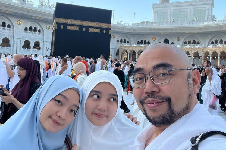 Muliandy Nasution, Muliandy Nasution Suami Desainer Ayu Dyah Meninggal, Ini 7 Potret Kenangan Saat Umrah Bersama, 1. Meninggal dalam kecelakaan di Bangka Barat, 2. Baru saja umrah bersama keluarga, 3. Umrah sebagai kado ulang tahun anak, 4. Sosok suami yang sabar dan ceria, 5. Momen dzikir bersama di depan Ka'bah, 6. Dukungan dari sahabat dan netizen, 7. Dimakamkan di Al-Azhar Memorial Garden