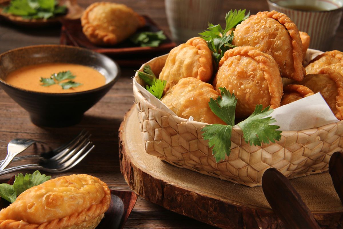 resep pastel goreng, kulit pastel renyah, tips kulit pastel renyah tahan lama, kulit pastel renyah tanpa telur, kulit pastel renyah gurih, 3 Trik Bikin Kulit Pastel Renyah dan Tidak Mudah Sobek, Pakai Trik Ini!, 1. Uleni adonan hingga tidak lengket di tangan, 2. Taburi tepung saat menggiling dan saat menumpuk lembaran kulit, 3. Jangan terlalu banyak mengisi, Resep kulit pastel, Tips tambahan