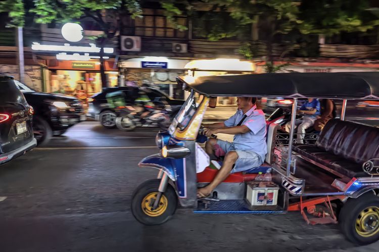 Huawei, Pura 80 series, Pura 80 Ultra, huawei, Pura 80 Series, huawei pura 80 series, pura 80 ultra, spesifikasi pura 80 ultra, Uniknya Memotret Kota Bangkok dengan Huawei Pura 80 Ultra, Hasil foto Huawei Pura 80 Ultra, Telephoto jadi lensa favorit, Kamera ultrawide: sudut pandang luas, tapi ..., Kota Bangkok di siang hari, Beri pengalaman unik, Spesifikasi Huawei Pura 80 Ultra