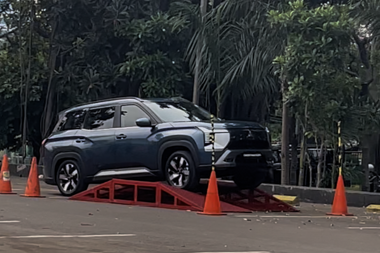 Mitsubishi, Destinator, Toyota, Innova Zenix, Mitsubishi Destinator, Pilih Mana, Mitsubishi Destinator atau Toyota Innova Zenix Non-Hybrid?