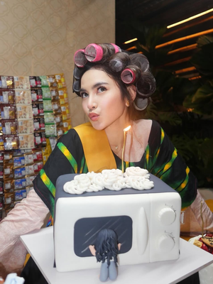 Mahalini, Gaya Unik Ultah Mahalini ke-26, Cosplay Jadi Penjaga Warung Kelontong