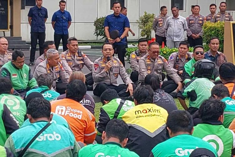 ojek online, Polda DIY, driver ojol, aksi driver ojol, affan kurniawan, Aksi Solidaritas Driver Ojol di Jogja: Pita Hitam, Tabur Bunga, dan Doa Bersama untuk Affan Kurniawan