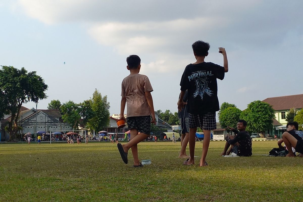 kesehatan mata, Dokter Anjurkan Anak Bermain di Luar Ruangan Minimal 2 Jam Sehari, Ini Manfaatnya, Membantu Menjaga Kesehatan Mata, Mengurangi Dampak Negatif Screen Time, Mendukung Tumbuh Kembang Secara Menyeluruh, Sejalan dengan Rekomendasi WHO dan IDAI