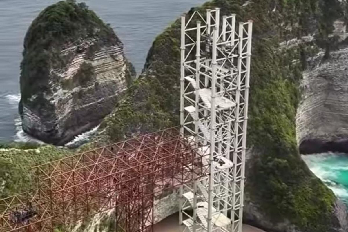 proyek lift kaca Bali, proyek lift kaca pantai kelingking, Koster Akan Bongkar Lift di Pantai Kelingking, Sebut Ada 5 Pelanggaran, Pembongkaran bisa dilelang, pemerintah tak ingin rugi, Bangunan yang wajib dibongkar, 5 pelanggaran berat yang diungkap Koster, Bertentangan dengan konsep pariwisata Bali, Akan telusuri pemberian izin awal