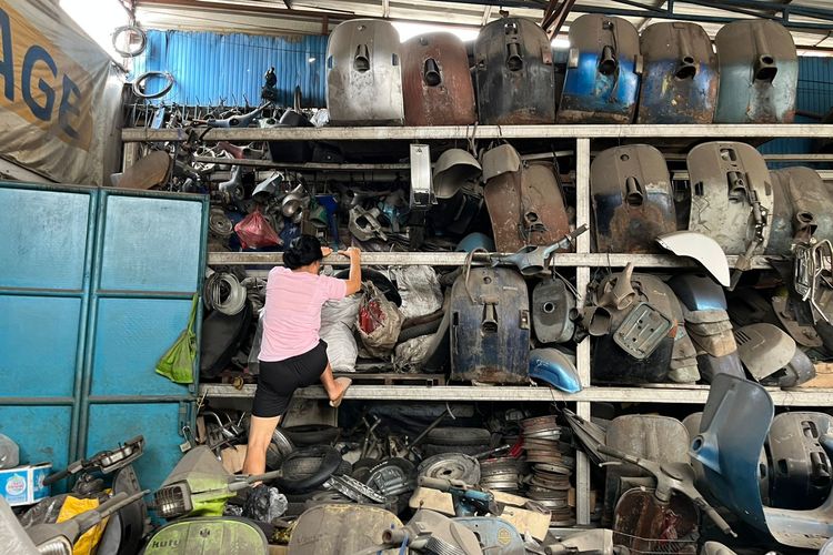 Aphin Garage, Montir Wanita Tangguh: Kisah Aphin dan Vespa Klasik