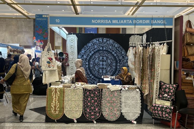 Inacraft, Inacraft 2025, tips belanja di Inacraft 2025, inacraft 2025 oktober, 5 Tips Belanja di Inacraft 2025, Jangan Ragu Coba Produk yang Akan Dibeli, 1. Catat barang yang ingin dicari, 2. Lakukan survei ke  beberapa booth, 3. Jangan ragu untuk mencoba produk, 4. Pakai sepatu yang nyaman, 5. Bawa tas belanja sendiri