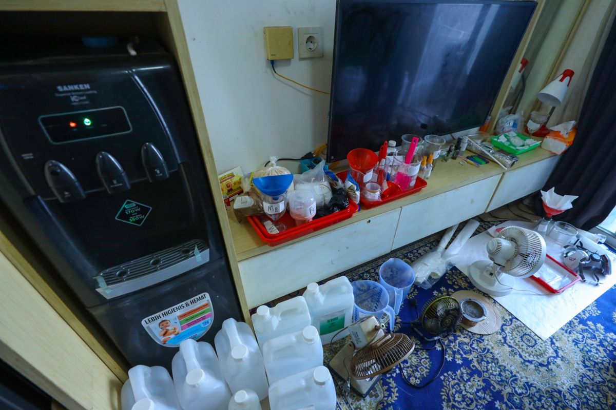sabu, Tangerang, Banten, Pabrik Gelap Sabu, Pabrik Gelap Sabu di Tangerang Hasilkan Keuntungan Rp 1 Miliar, 2 Tersangka Ditangkap, Penangkapan Berdasarkan Pengembangan Kerja Sama, Proses Produksi Narkotika di Apartemen, Peralatan dan Bahan Kimia Dibeli Secara Daring, Ancaman Hukum bagi Tersangka