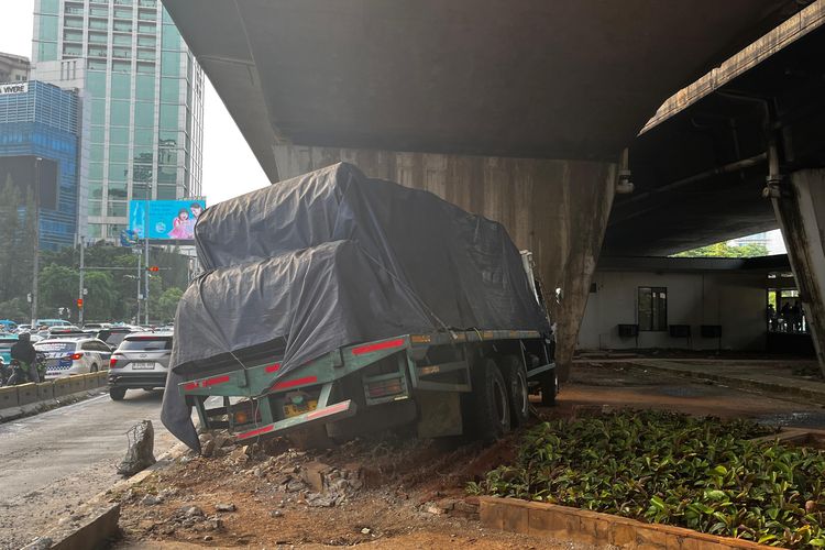 truk, rem blong, Truk Rem Blong di Slipi Petamburan, Sopir Banting Setir Hindari Tabrakan