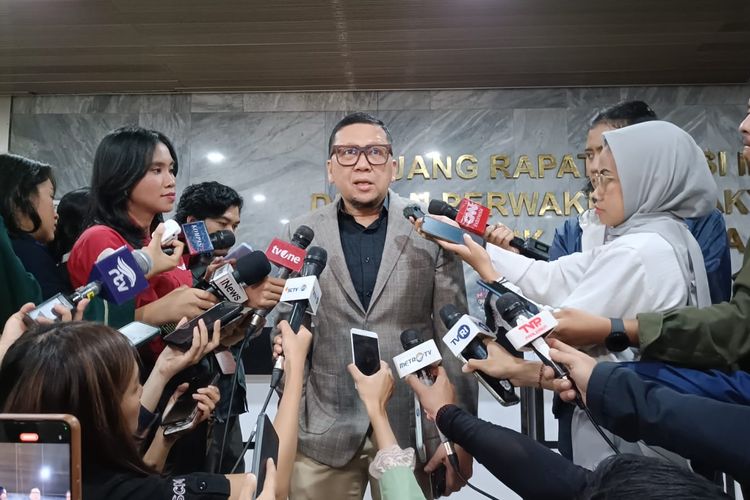 Komisi II DPR RI, Ahmad Doli Kurnia Tandjung, DPR Soroti Pelibatan ASN di Komcad, Ingatkan Jangan Kaburkan Batas Sipil-Militer, Mengapa DPR mendukung orientasi Komcad pada disiplin dan nasionalisme?, Apakah semua ASN wajib ikut Komcad?, Apa dasar kebijakan pelibatan ASN dalam Komcad?, Berapa kuota dan bagaimana proses seleksinya?