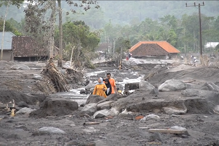 BNPB, Badan Nasional Penanggulangan Bencana, erupsi Semeru, dampak erupsi Semeru, Erupsi Semeru Sisakan Kerusakan Serius: BNPB Beberkan Dampaknya pada Warga dan Infrastruktur