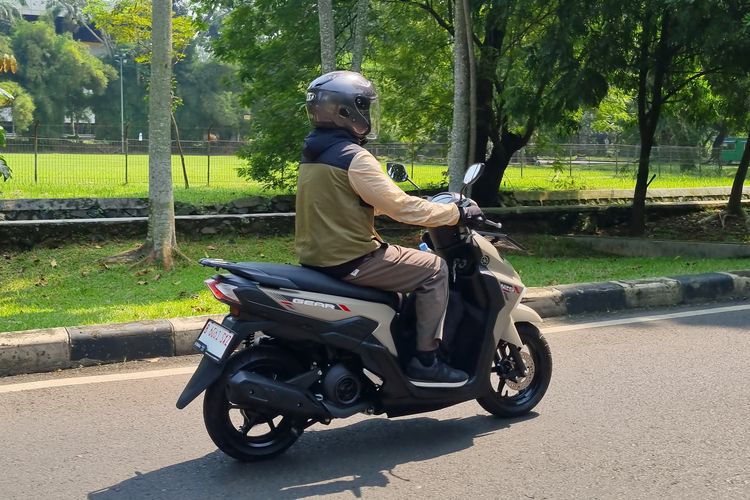 Yamaha Gear Ultima, Blue Core Hybrid, kenyamanan berkendara, performa berkendara, Ulasan Lengkap Yamaha Gear Ultima: Kelebihan dan Kekurangan