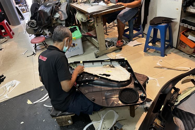 kenyamanan berkendara, kulit jok mobil, biaya penggantian jok, Paket Penggantian Kulit Jok MPV: Biaya dan Waktu Pengerjaan, Tergantung Bahan, Waktu Pengerjaan, Busa Jok, Sesuai Kebutuhan dan Selera