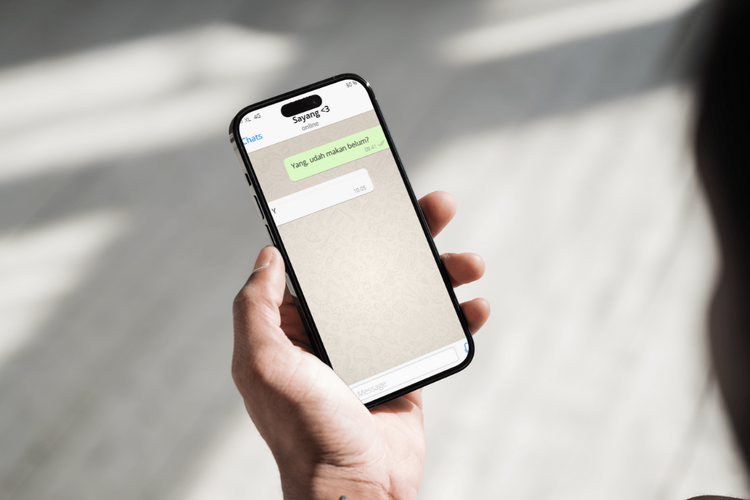 toxic relationship, red flag, red flag chat, red flag dari chat pasangan, red flag pasangan, contoh chat red flag, red flag pada pasangan, relationships tips, 10 Red Flag pada Pasangan dari Caranya Membalas Chat, 1. Balasan terlalu singkat , 2. Sering menggunakan jawaban menggantung, 3. Terlalu bergantung pada emoji atau GIF, 4. Menggunakan emoji tertentu berulang kali, 5. Terlalu sering mengecek keberadaan kamu, 6. Sering membalas dengan sangat lama, 7. Frekuensi pesan tiba-tiba berkurang, 8. Gaya bahasa pesan tiba-tiba berubah, 9. Pesan selalu bernada negatif, 10. Sering memulai pertengkaran lewat chat