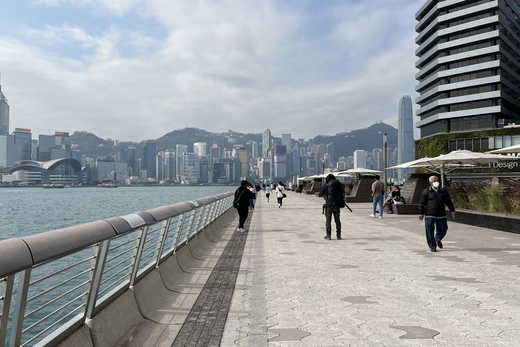 spot wisata gratis di Hong Kong, 4 Tempat Wisata Gratis di Hong Kong, Cocok untuk Foto Instagramable, 1. Bengong di Victoria Harbour, 2. Foto-foto di berbagai spot, 3. Avenue of Stars, 4. Foto estetik di lift