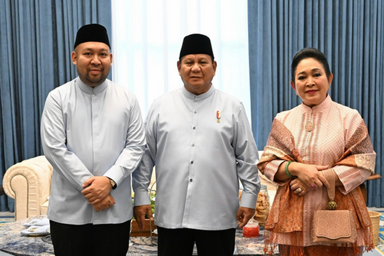 Idul Fitri 1447 Hijriah, Titiek Soeharto, Gaya Lebaran, Gaya Busana Titiek Soeharto Saat Bertemu Prabowo, Nuansa Peach di Momen Lebaran, Tampil dengan busana bernuansa peach, Detail aksesori memperkuat tampilan, Gaya sederhana yang tetap konsisten, Momen Lebaran berlangsung hangat di Istana