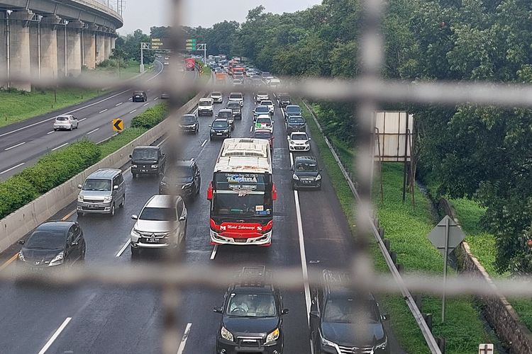 kecelakaan, Jasa Marga, tol purbaleunyi, tabrakan beruntun, Jalan tol macet, Macet di Tol Purbaleunyi Arah Jakarta, Imbas Kecelakaan di KM 125