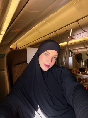 Tasya Farasya, busana umrah, 7 Gaya Busana Umrah Tasya Farasya, Bisa Jadi Inspirasi, 1. Outfit hitam untuk perjalanan, 2. Abaya warna nude dengan siluet longgar, 3. Paduan hijab senada untuk tampilan rapi, 4. Hijab cokelat tua dengan busana senada, 5. Busana serba cokelat gelap untuk malam hari, 6. Hijab simpel tanpa layering berlebih, 7. Tampilan bercadar hitam yang tertutup sempurna