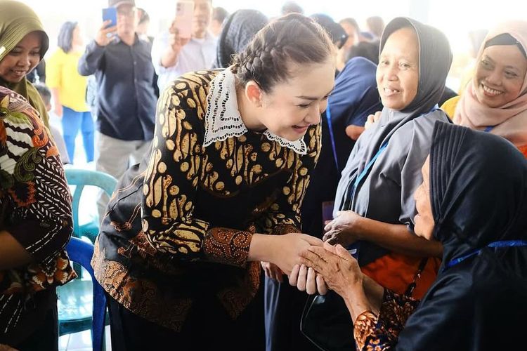 Nafa Urbach, fashion wanita, outfit ke kantor, penampilan Nafa Urbach, outfit Nafa Urbach, gaya nafa urbach, busana nafa urbach, 5 Gaya Nafa Urbach yang Stylish, Jadi Inspirasi Outfit ke Kantor, 1. Blouse dengan potongan bahu unik, 2. Gaya monokrom, 3. Perpaduan atasan hitam dan rok batik, 4. Setelan blazer hitam dengan ruffle cuffs, 5. Batik dengan sentuhan kerah renda