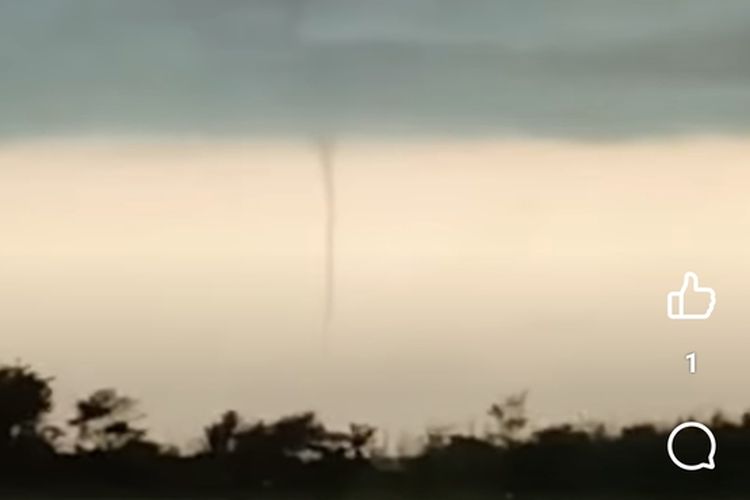 Hujan deras, sambaran petir, cuaca ekstrem, Keselamatan berkendara, hujan deras, keselamatan berkendara, Cuaca ekstrem, Risiko Naik Motor Saat Hujan Deras, Waspada Sambaran Petir