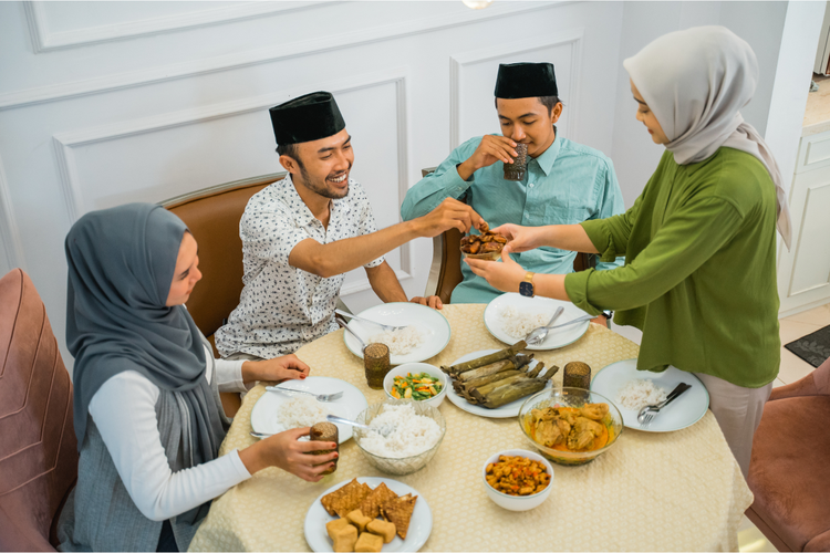kebutuhan cairan, berbuka puasa, jadwal makan, Salah Cara Buka Puasa Bisa Bikin Kalori Meningkat, Ini Kata Dokter, Dahulukan cairan dan gula alami, Terapkan prinsip 3J atau 3C, Atur jadwal makan agar tidak berlebihan, Jangan mudah percaya mitos