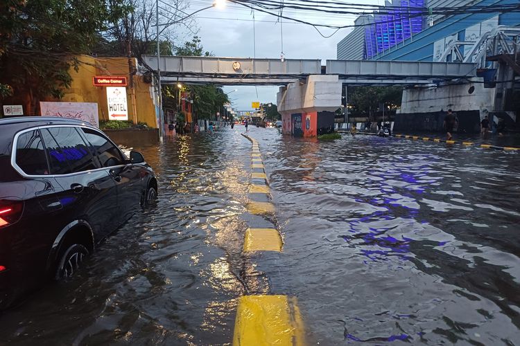 trotoar, hujan, banjir, Jangan Abaikan Trotoar Terendam, Ini Sinyal Bahaya di Jalan Banjir