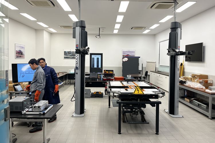 Porsche, mobil, mobil listrik, Porsche Indonesia, Teknisi Mobil Listrik Porsche Sertifikasi Langsung di Singapura