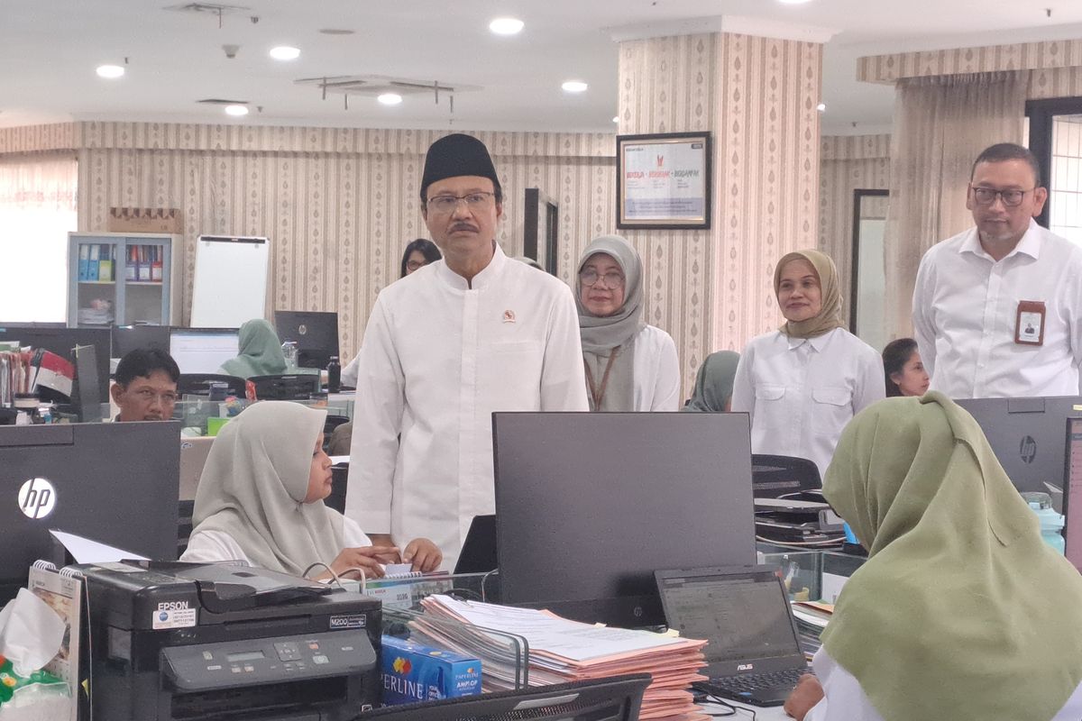 Hari Pertama Kerja Usai Lebaran, 2.780 Pegawai Kemensos Tak Isi Absensi Kehadiran, Mengapa ribuan pegawai belum mengisi absensi?, Bagaimana sistem kerja pegawai Kemensos saat ini?, Apakah ketidakhadiran ini melanggar aturan?, Apa sanksi yang dapat dikenakan?
