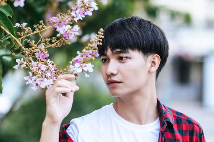 comma hair, gaya rambut, 10 Model Comma Hair yang Cocok untuk Berbagai Bentuk Wajah, Apa Itu Comma Hair?, Ciri Khas Gaya Rambut Comma Hair, Model Comma Hair yang Populer, Comma Hair Cocok untuk Bentuk Wajah Apa?, Cara Styling Comma Hair agar Tahan Lama, Perbedaan Comma Hair dan Curtain Hair, Apakah Comma Hair Masih Tren?, FAQ Seputar Comma Hair