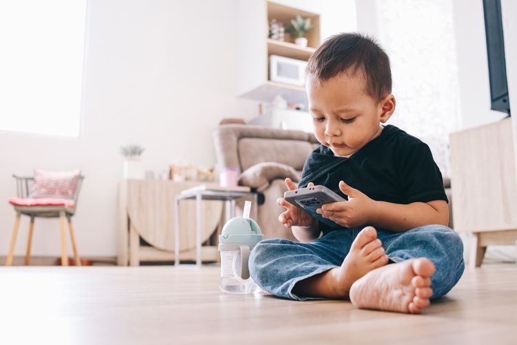 anak tantrum, Tantrum adalah, tantrum adalah, Cara menghadapi anak tantrum, cara mengatasi anak tantrum, anak main gadget, anak tantrum karena gadget, anak tantrum artinya, anak tantrum karena hp, anak tantrum karena apa, Cara Mengatasi Anak Tantrum karena Gadget Menurut Psikolog, Jangan Langsung Dimarahi, Cari tahu penyebab anak tantrum, Tenangkan dulu, baru ajak bicara, Mengatur emosi itu hasil latihan, bukan bawaan, Bukan gadget yang salah, tapi kurang aktivitas bermakna