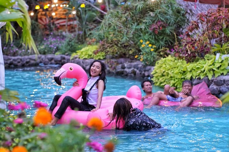 itinerary magelang seharian, wisata magelang long weekend, tempat wisata magelang hits, liburan keluarga di magelang, Itinerary Seharian di Magelang, Weekend Seru nan Sejuk, Awang Awang Sky View, Wisata Terasering Sitegong, Javanica Park, Wisata Gethek Bambu, Linggarjati Joglo