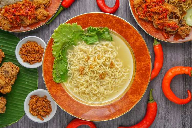 tips masak mi instan, cara merebus mi agar kenyal, mi instan praktis, mi instan gurih, Mi Instan Jadi Lembek dan Hambar? Ini Rahasia Bikin ala Warung Burjo, Siram Air Panas Sebelum Direbus, Seduh dan Rendam Mi Sesuai Jenisnya, Rebus Mi dengan Waktu Tepat, Tambahkan Minyak untuk Hindari Mi Lengket