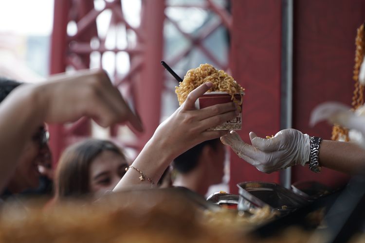 PRJ 2025, jakarta fair 2025, prj kemayoran 2025, kuliner di prj kemayoran, Cara Dapat Mi Porsi Melimpah di PRJ 2025, Sepaket Tas Snack Jumbo