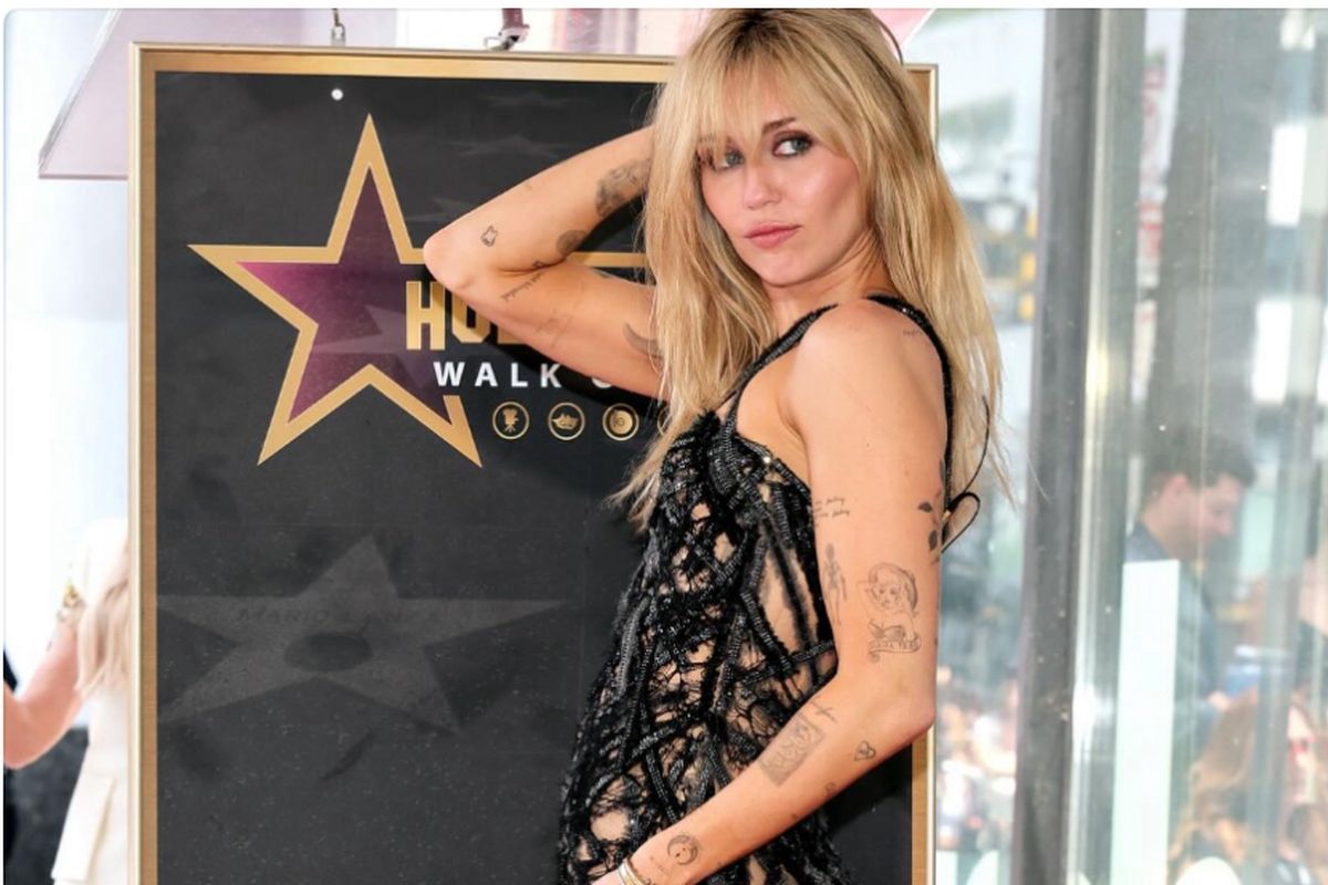 Miley Cyrus, Walk of Fame, Miley Cyrus Pakai Gaun Vintage Koleksi 2015 saat Terima Bintang Hollywood, Ini Detailnya