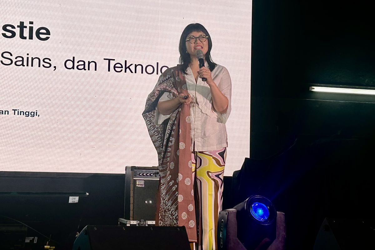 penggunaan gadget pada anak, stella christie, bahaya anak makan sambil main hp, wamen stella christie, penggunaan gadget saat anak makan, penggunaan gadget saat makan, anak makan sambil main gadget, main gadget sambil makan, Wamen Stella Christie Imbau Orangtua Jangan Beri Gadget Saat Anak Makan, Mengapa?, Dampak buruk anak makan sambil main gadget, Bicara dengan anak bisa tingkatkan kecerdasan, Momen makan jadi ruang interaksi, Peran keluarga dalam membangun budaya STEM