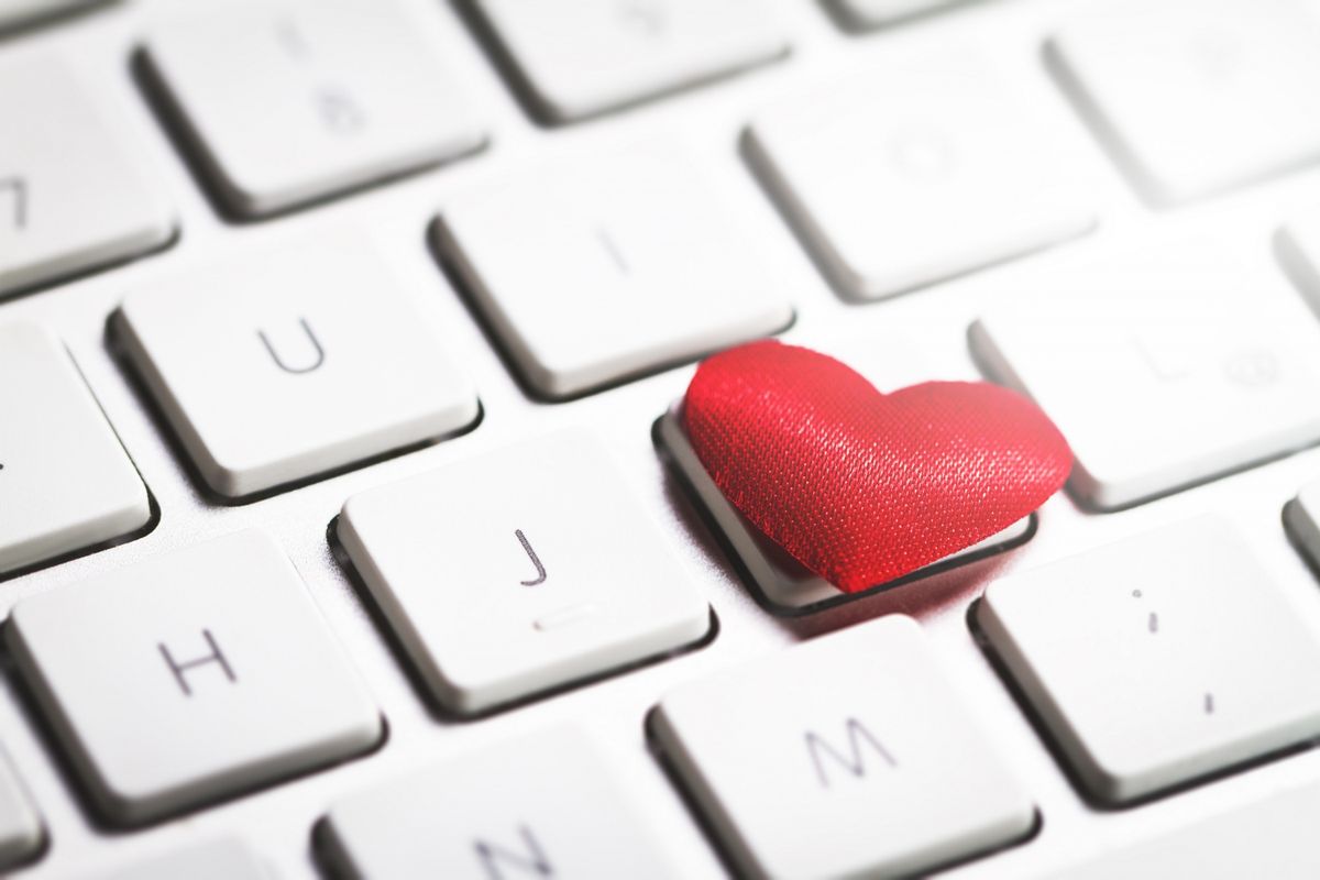 love scamming, penipuan cinta, Love scamming, modus love scamming, penyebab love scamming, penipuan cinta online, modus penipuan cinta, pola kasus love scamming, pola penipuan cinta, pola penipuan asmara, modus penipuan asmara, Kasus Love Scamming di Media Sosial, Kenali Modus dan Polanya, Basa-basi dengan profil menarik, Membangun emosi dengan pujian dan perhatian, Menghindari permintaan video call atau kopi darat, Mulai meminta uang dengan alasan meyakinkan
