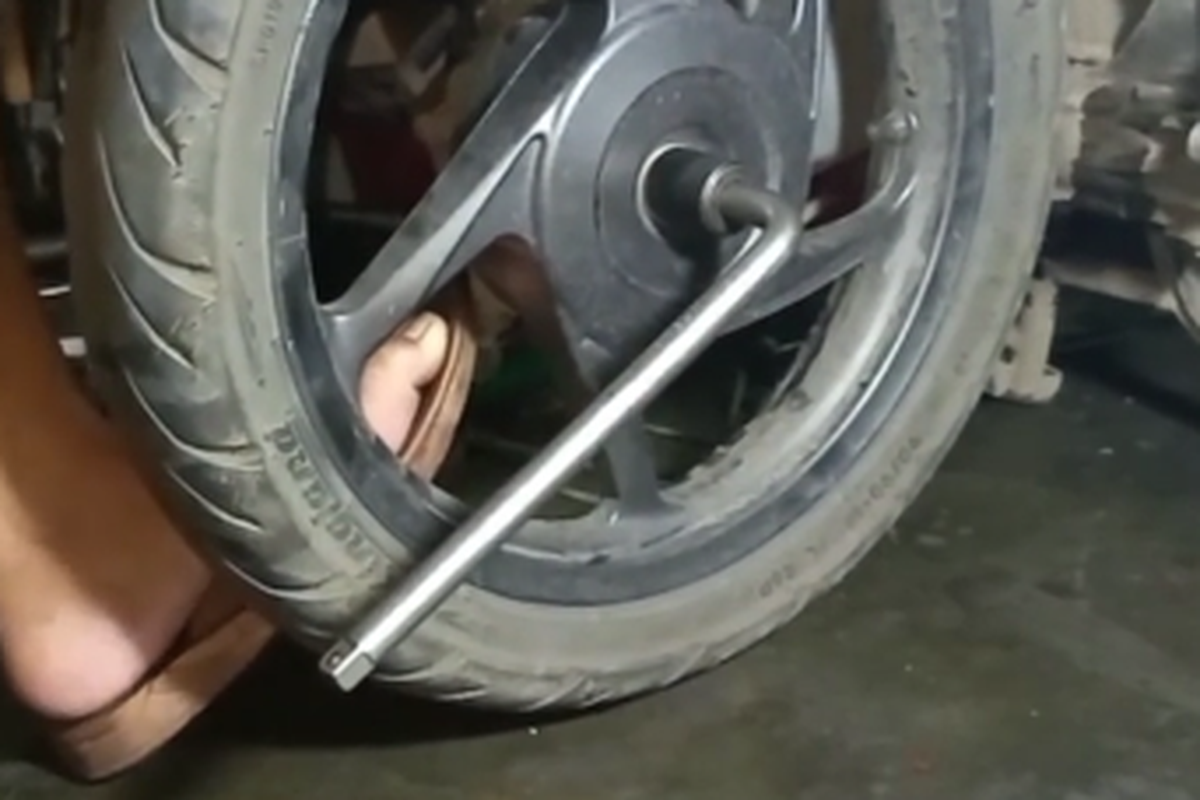 roda belakang skutik, Roda Belakang Skutik Sulit Dilepas? Ini Penyebab yang Sering Terjadi