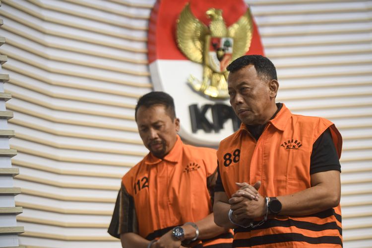 OTT KPK Bupati Ponorogo, Bupati Ponorogo Sugiri Sancoko Tersangka, kasus suap bupati ponorogo, kasus jual beli jabatan di ponorogo, Penggeledahan 6 Jam, KPK Angkut Tiga Koper Dokumen dari Ruang Bupati dan Sekda Ponorogo