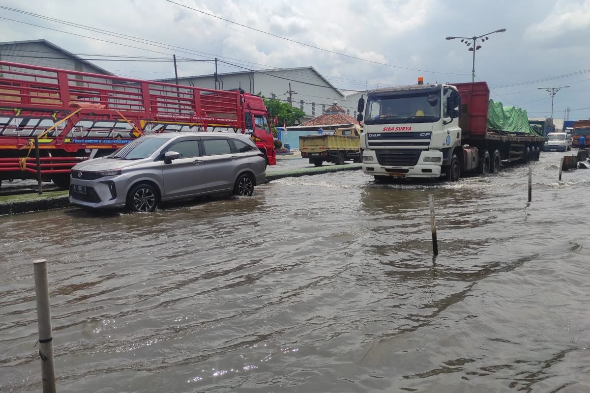 menerobos banjir, mobil mogok di banjiran, tips mengendarai mobil saat banjir, Mobil Mogok Usai Terobos Banjir, Jangan Coba Starter Lagi