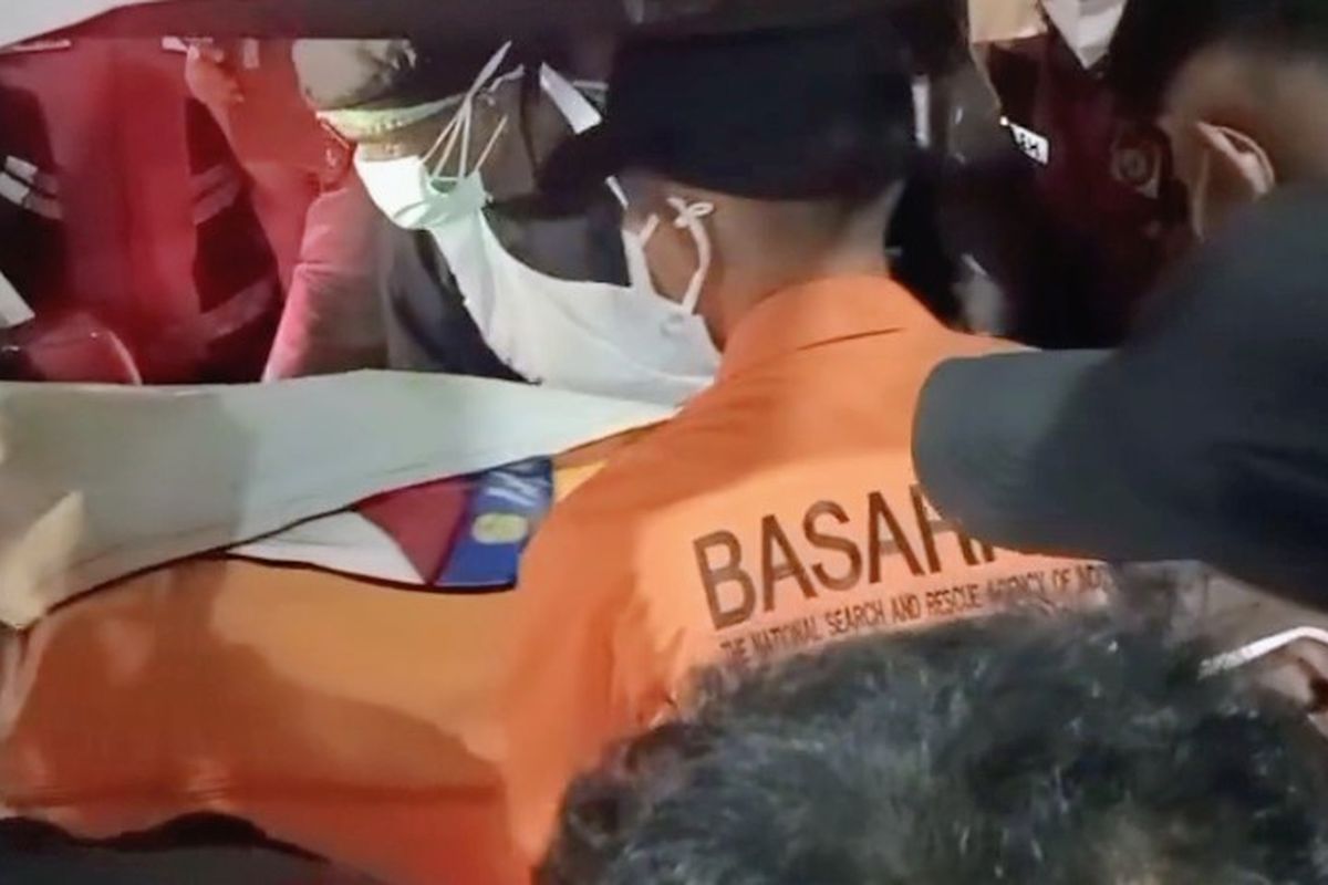 korban helikopter Kalsel, helikopter jatuh Tanah Bumbu, evakuasi helikopter kecelakaan, DVI Polda Kalsel, identifikasi jenazah helikopter, Basarnas evakuasi korban, kecelakaan udara Kalimantan Selatan, helikopter terbakar Mentewe, 8 Korban Helikopter Jatuh di Tanah Bumbu Tiba di DVI Polda Kalsel, Proses Identifikasi Dimulai