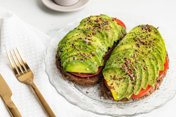 alpukat, Tak Cuma Jus, Ini 10 Olahan Alpukat dari Puding hingga Es Krim, 1. Puding alpukat, 2. Sushi timun dan alpukat, 3. Es krim alpukat, 4. Alpukat smoothie bowl, 5. Jus alpukat susu kedelai, 6. Roti alpukat