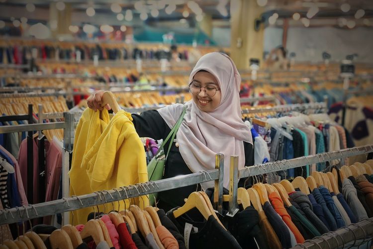Blok M Square, wisata kuliner blok m square, wisata blok m, wisata di blok m square, tempat makan di blok m square, tempat nongkrong di blok m murah, Ide Jalan Jalan Low Bujet di Blok M, Bisa Ke mana Saja?, 1. Berburu pakaian bekas , 2. Main ke lorong mal, 3. Jajal kuliner di pujasera Blok M Square, 4. Berburu buku bekas murah, 5. Berburu kaset lawas, 6. Nongkrong di Taman Literasi