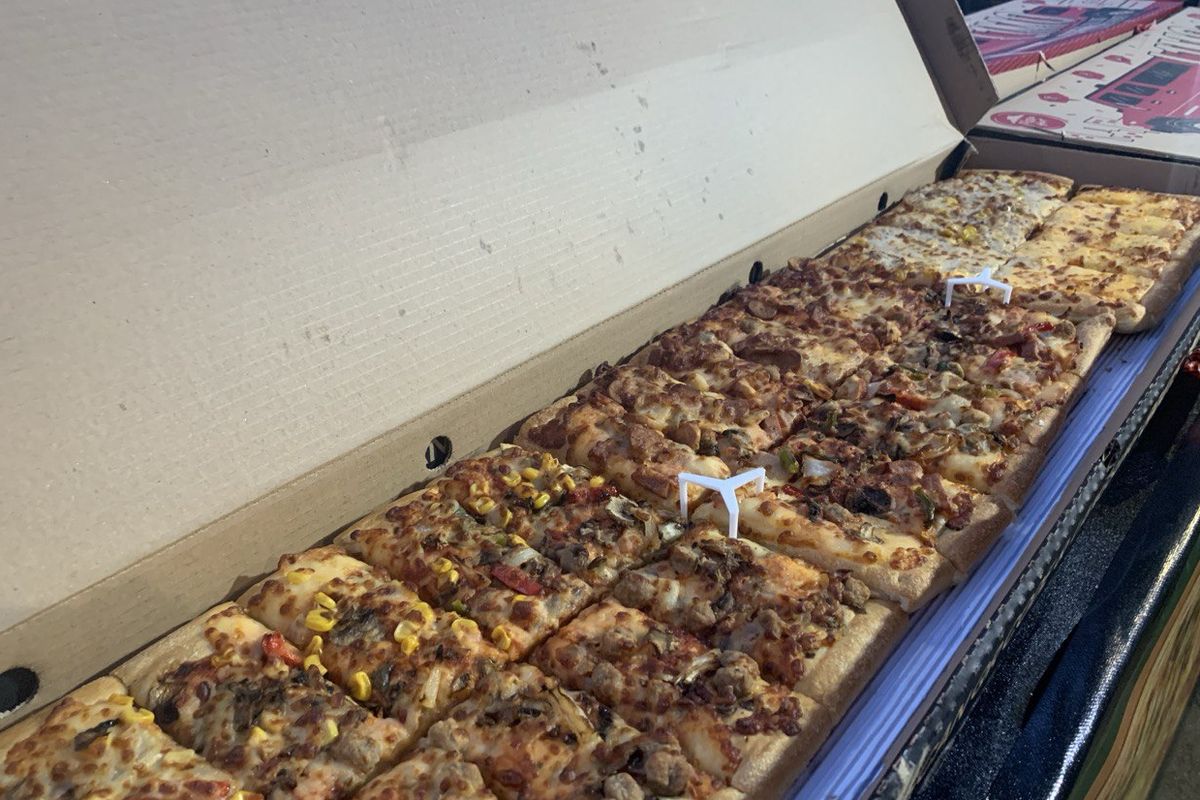 Pizza Hut Indonesia, buka puasa bersama pizza hut indonesia, pizza satu meter pizza hut indonesia, pizza hut indonesia 100 meter, pizza hut indonesia di tmii, Buka Puasa Bersama Pizza 100 Meter Digelar di Taman Mini Indonesia Indah