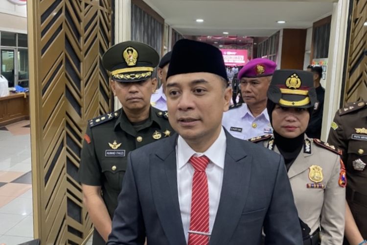 paskibraka, bendera terbalik, eri cahyadi, upacara hut ri, HUT ke-80 RI, Tenang Hadapi Bendera Terbalik, Paskibraka Surabaya Tuai Pujian