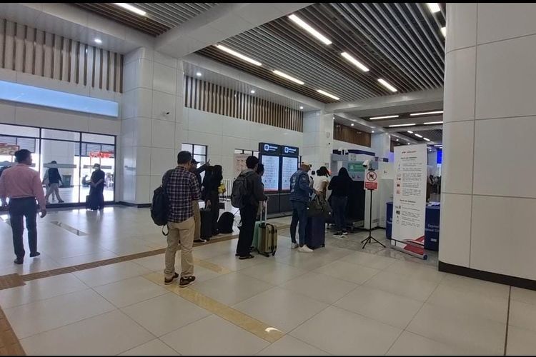 cara beli tiket kereta cepat whoosh, panduan naik kereta cepat whoosh, cara menuju stasiun whoosh halim, cara reschedjule tiket kereta cepat whoosh, Panduan Naik Kereta Cepat Whoosh: Cara ke Stasiun Halim, Beli dan Reschedjule Tiket, 1. Cara ke Stasiun Halim naik KRL, LRT dan Transjakarta, 2. Cara beli tiket Kereta Cepat Whoosh, 3. Ketentuan boarding dan penggunaan tiket, 4. Cara scan tiket Whoosh, 5. Cara reschedjule tiket