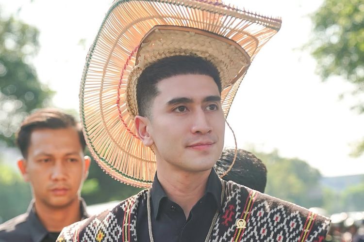 istana merdeka, upacara bendera, Verrell Bramasta, Busana Adat NTT, baju adat NTT, HUT ke-80 RI, HUT Ke-80 Kemerdekaan RI, upacara kemerdekaan indonesia, verrel bramasta usia, tii langga, Verrell Bramasta Tampil Gagah dengan Baju Adat NTT di Upacara HUT Ke-80 RI